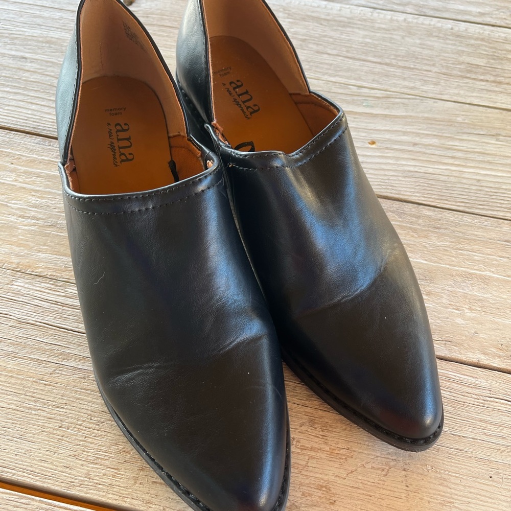 A.N.A Amity shoes. Like new condition. Sz10.